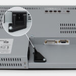 Écrans 15" industriels à montage en rack et écrans tactiles robustes IP20, vue sortie de câbles CA