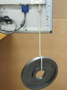 Illustration de la force de notre support de retenue de câble USB avec un poids de 5 livres